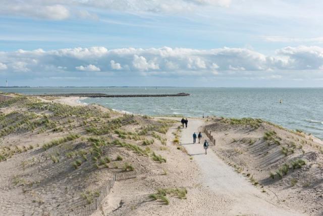 Mensen wandelen strand