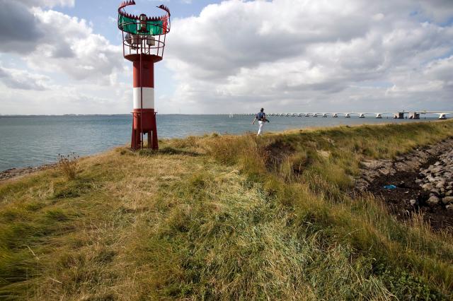 Wandelaar aan het water